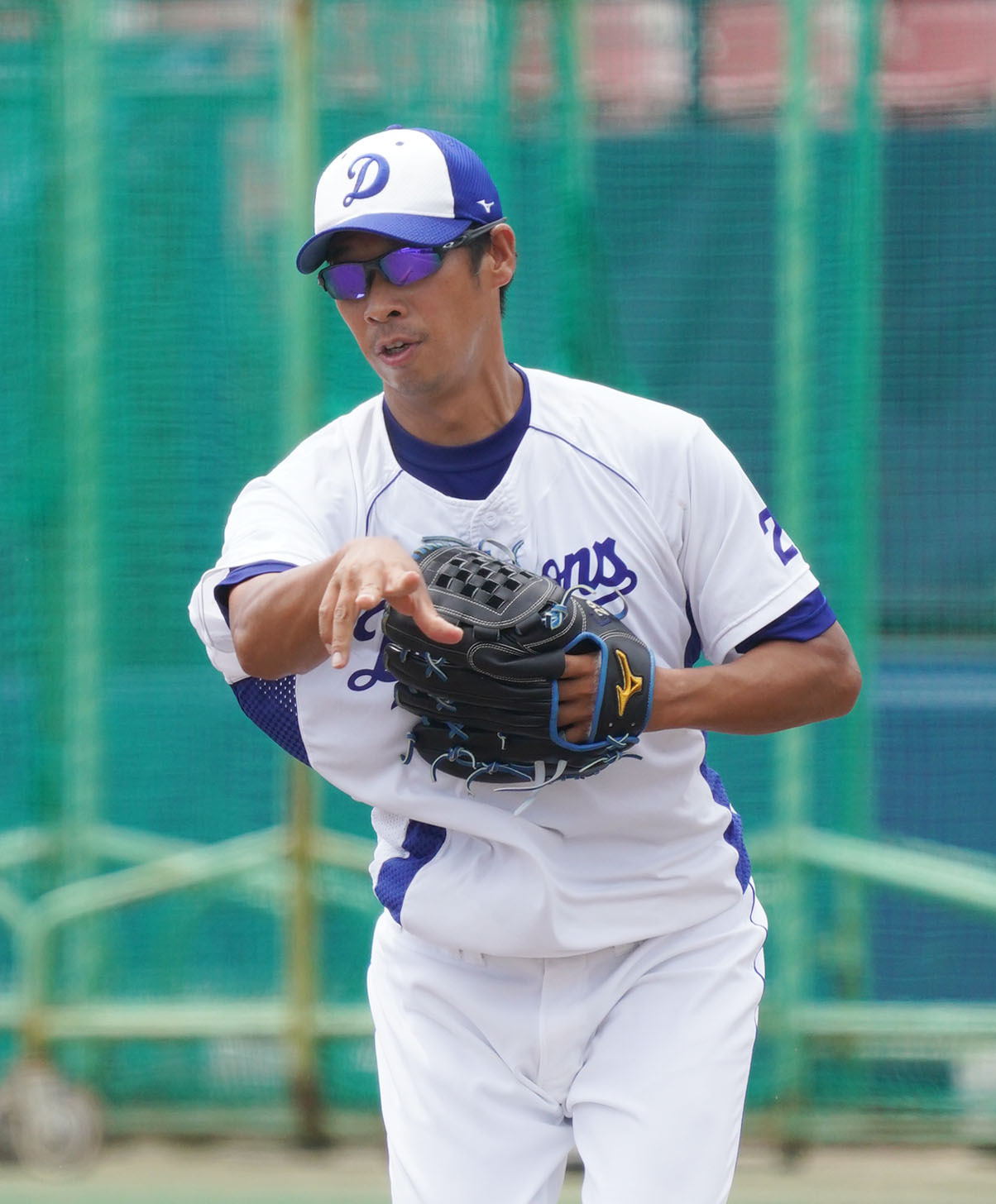 ノックを受ける山井大介（撮影・森本幸一）