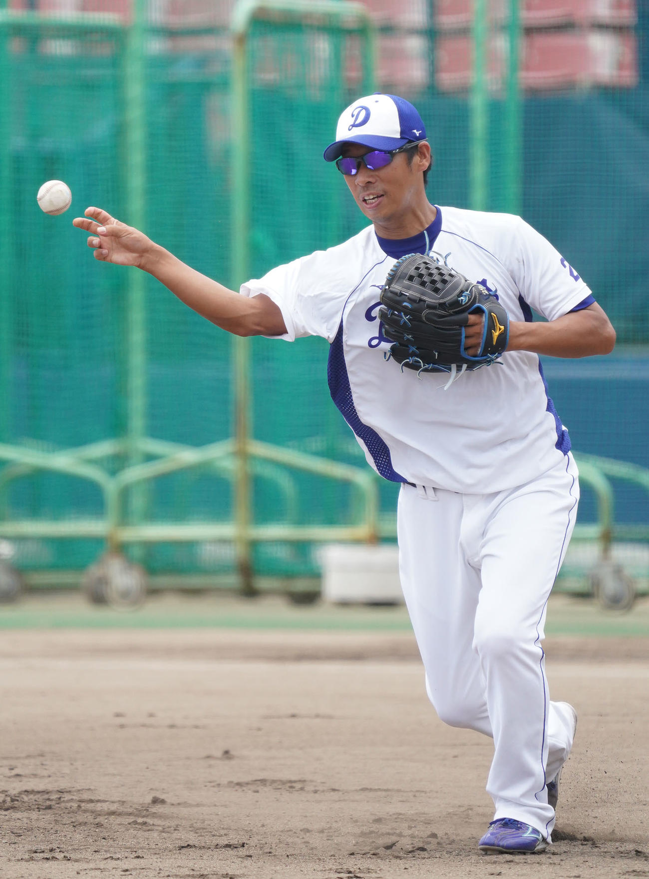 ノックを受ける山井大介（撮影・森本幸一）