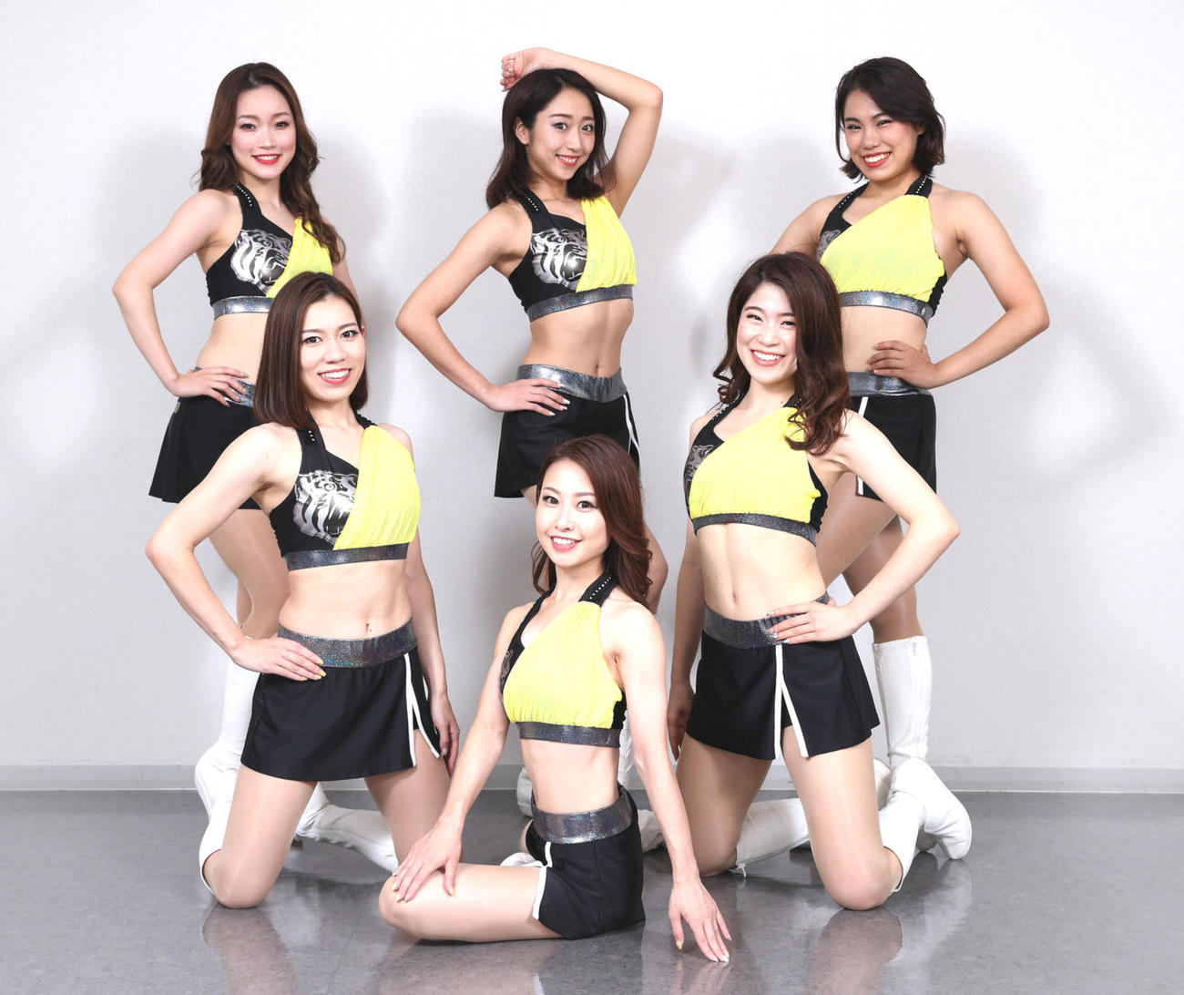 黒を基調とした着物を思わせる和テイストの夏用ユニホームを披露するTigersGirls2020、Yuki（手前）、中列左からMiki、Kyoka、後列左からSara、Moemi、Anne