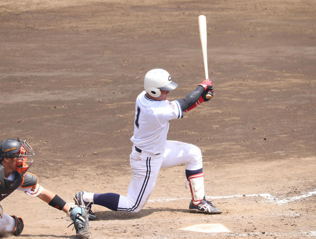 プロアマ交流戦巨人2軍対中大　5回1死二塁、遊撃への内野安打を放つ中大・牧（撮影・久永壮真）