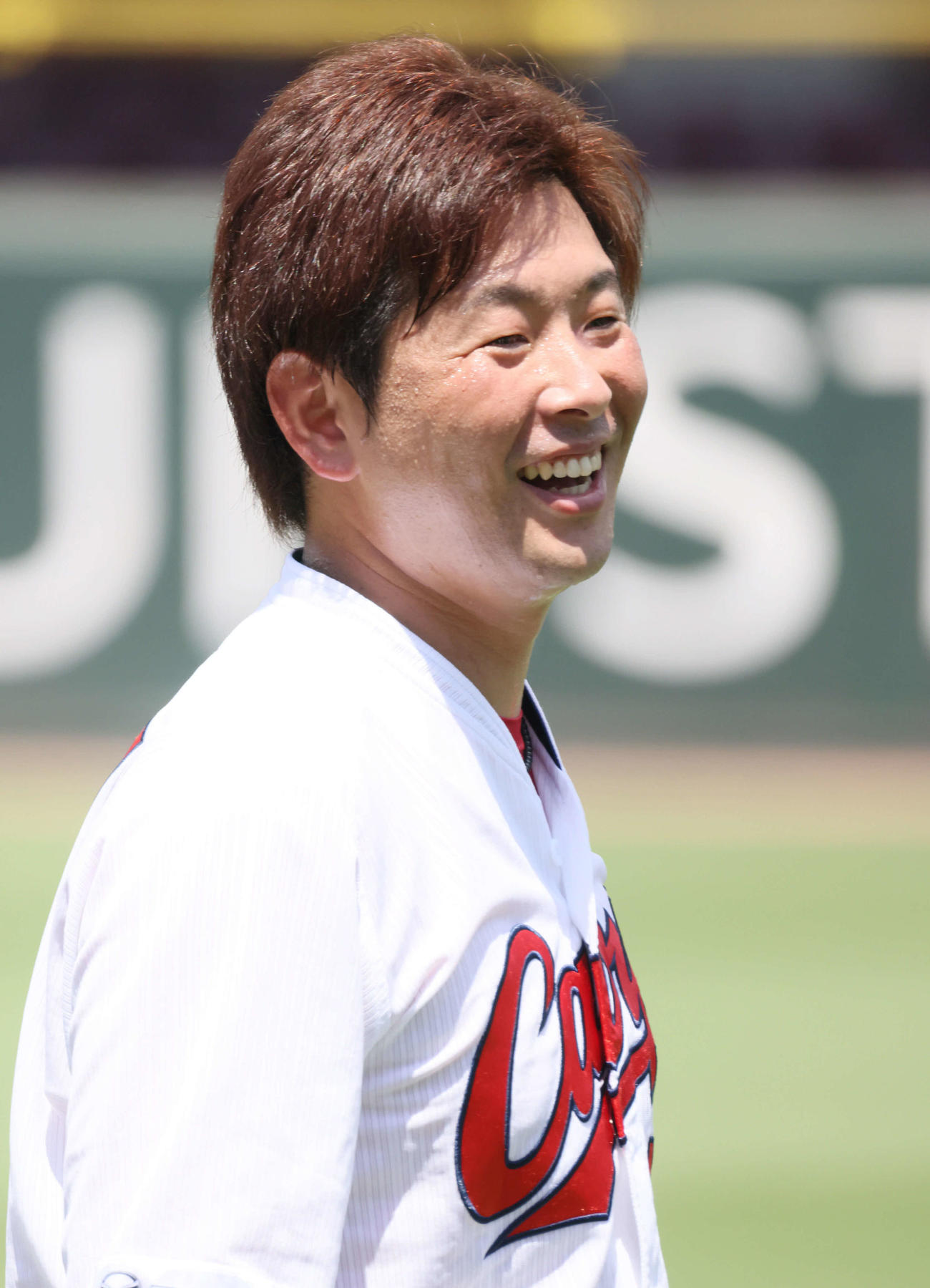 練習中、笑顔を見せる大瀬良（撮影・加藤孝規）