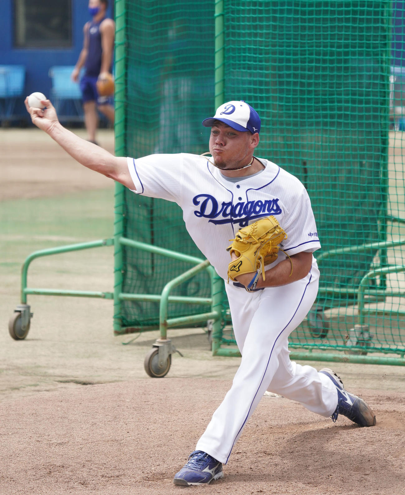 ブルペンで投球練習をするヤリエル・ロドリゲス（撮影・森本幸一）