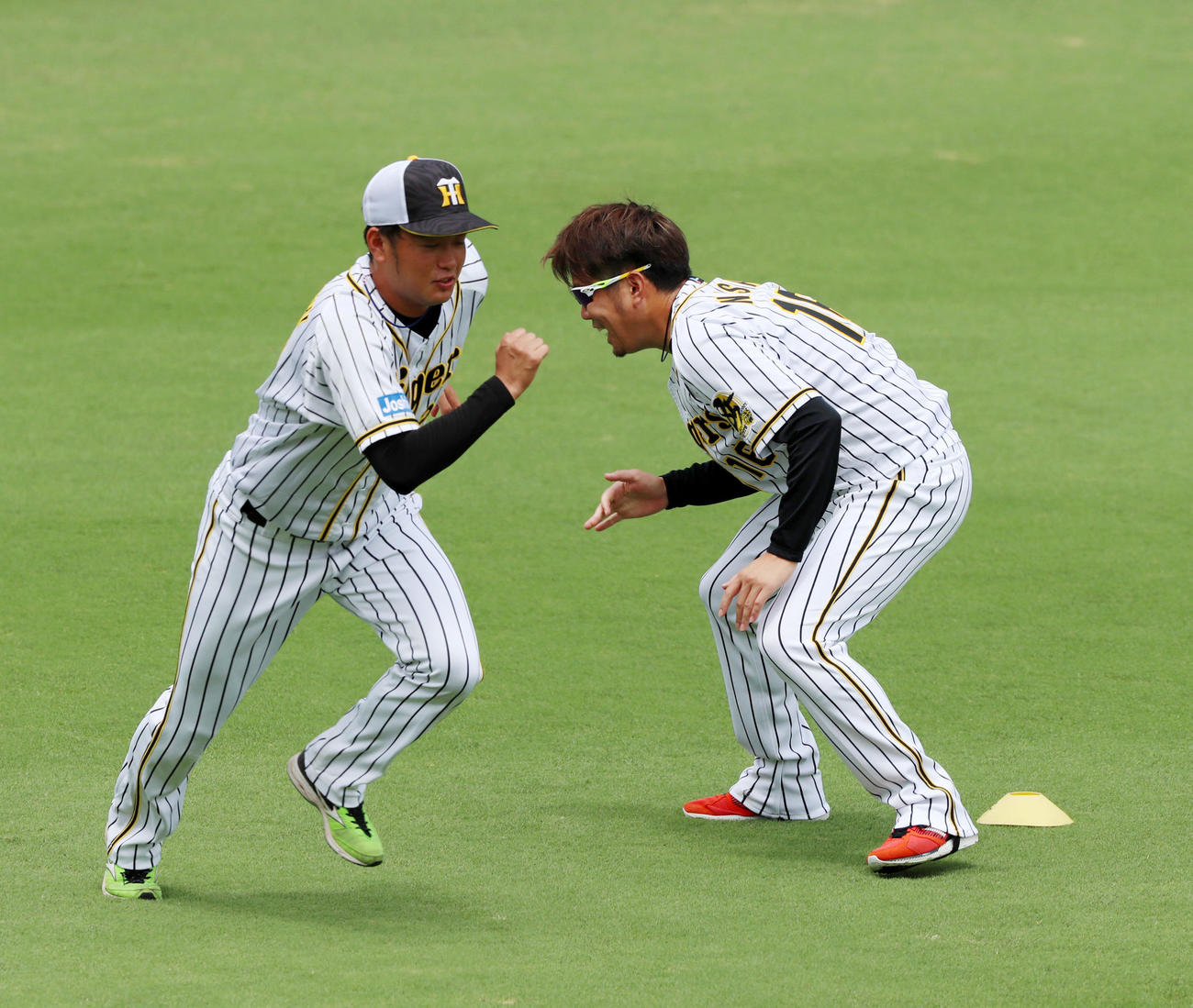 「それ！」と高橋遥人（左）はスタートを切ったが、西勇輝はまさかの逆方向へ身体を向けてしまい…（撮影・加藤哉）