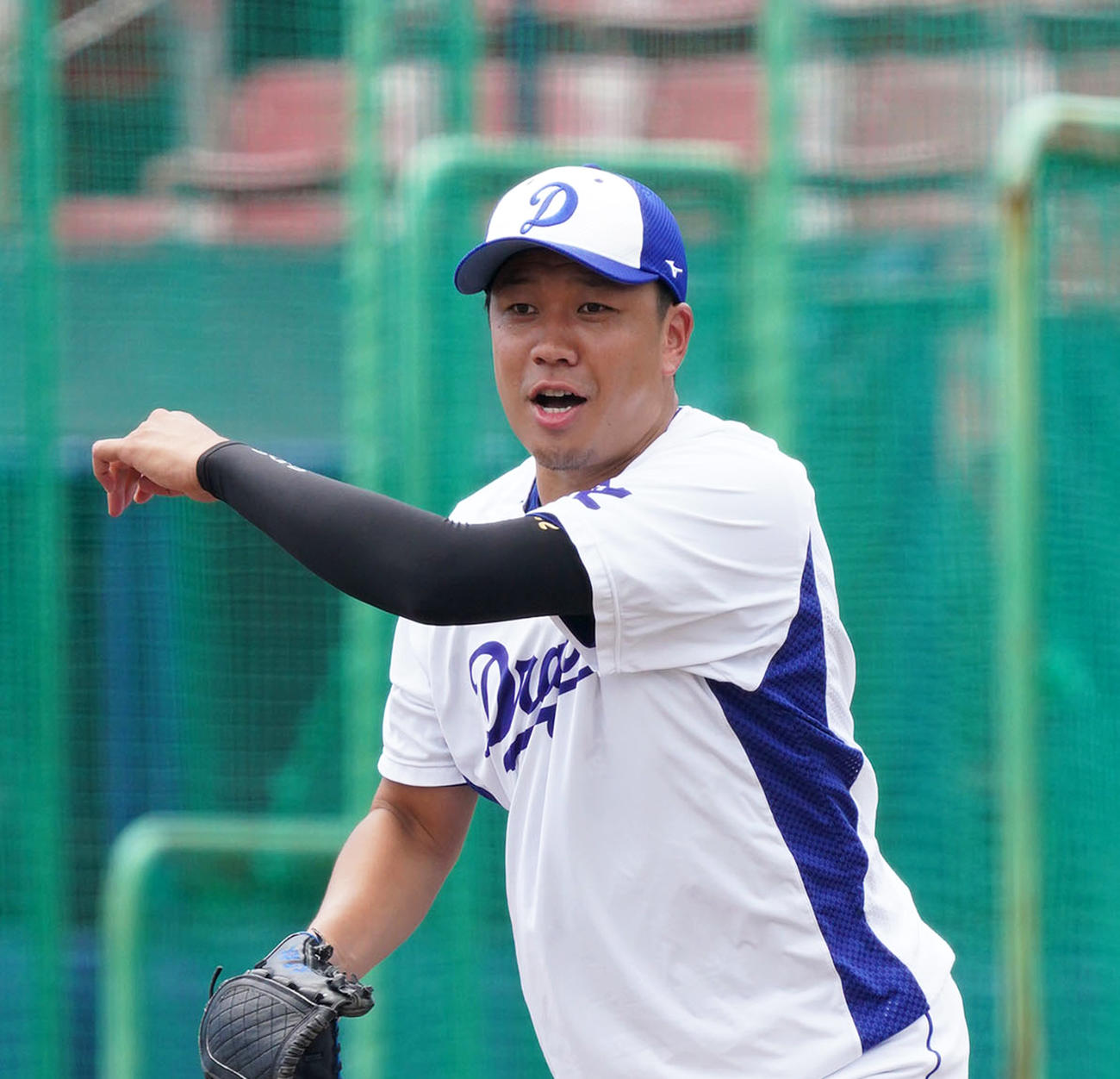 ノックを受ける大野雄大（撮影・森本幸一）