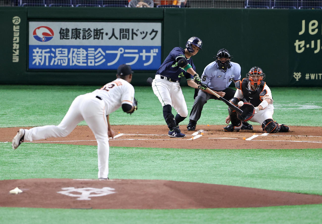 巨人対ヤクルト　1回表ヤクルト無死一、二塁、青木は左に先制適時二塁打を放つ。投手メルセデス（撮影・浅見桂子）