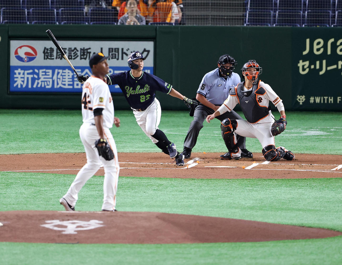 巨人対ヤクルト　1回表ヤクルト無死一、二塁、青木は左に先制適時二塁打を放つ。投手メルセデス（撮影・浅見桂子）