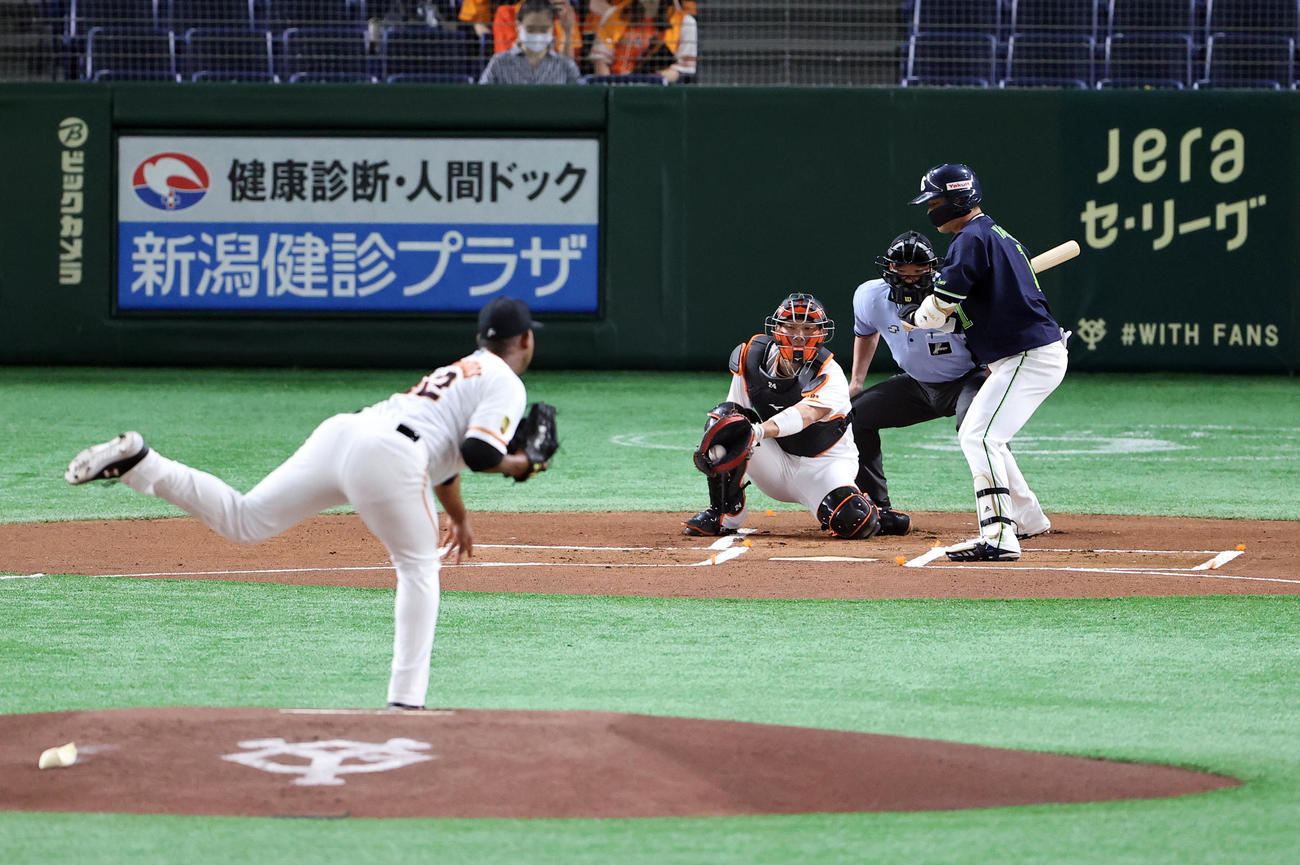 巨人対ヤクルト　1回表ヤクルト無死二塁、山田哲は四球を選ぶ。投手メルセデス（撮影・浅見桂子）
