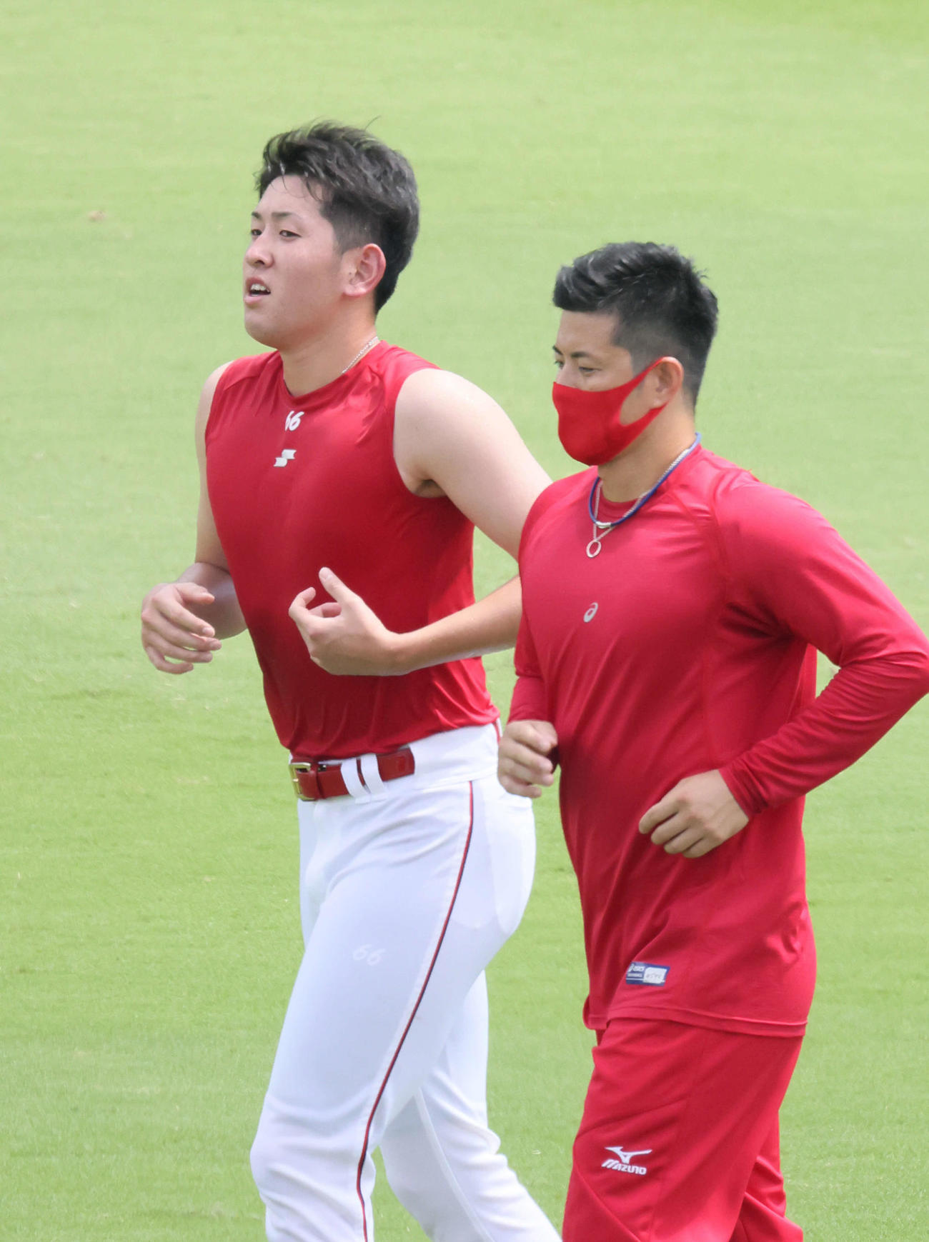 練習する遠藤（左、撮影・加藤孝規）