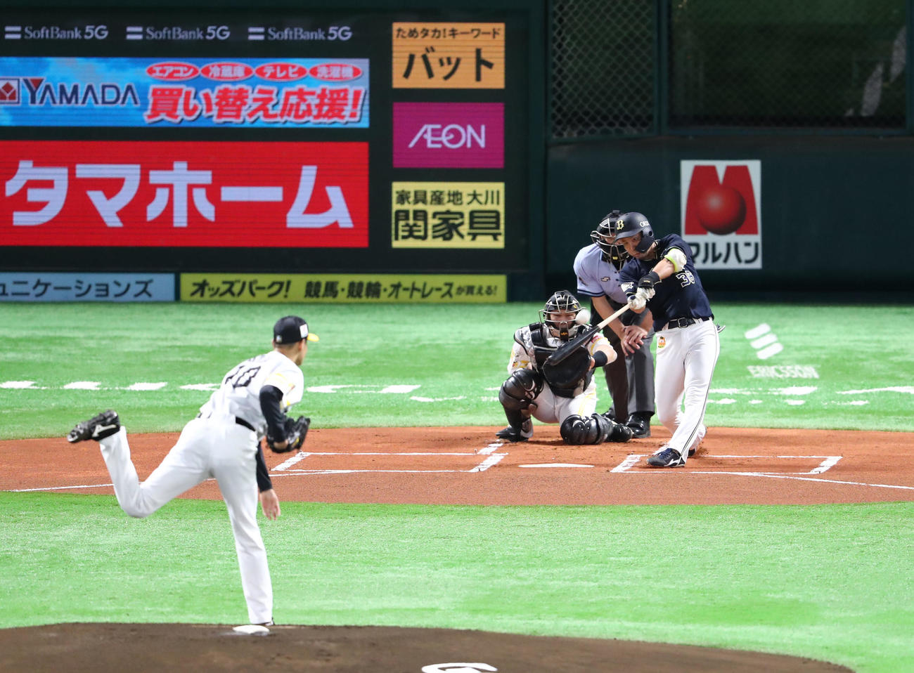 ソフトバンク対オリックス　1回表オリックス無死、山足達也は左越えに先制本塁を放つ（撮影・梅根麻紀）