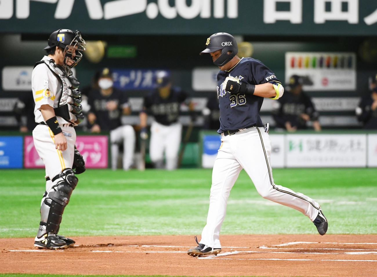 ソフトバンク対オリックス　1回表オリックス無死一、二塁、山足達也は左越えに先頭打者本塁打を放ち生還する（撮影・今浪浩三）