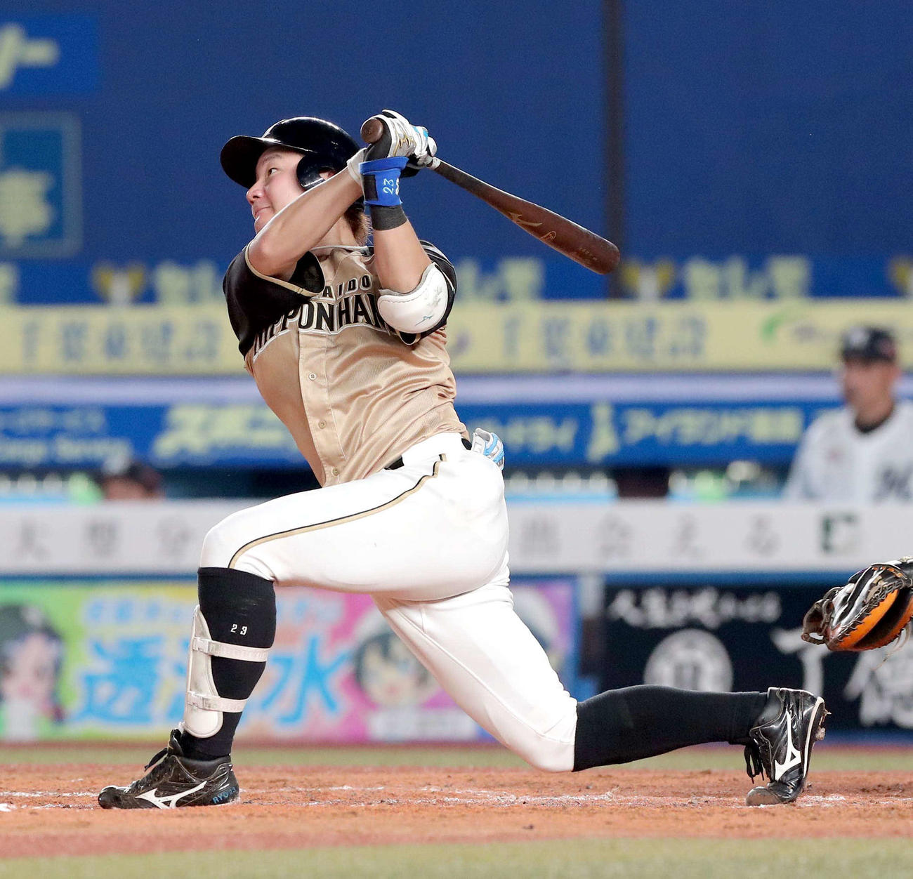 ロッテ対日本ハム　3回表日本ハム1死満塁、渡辺は逆転となる中前適時打を放つ（撮影・佐藤翔太）