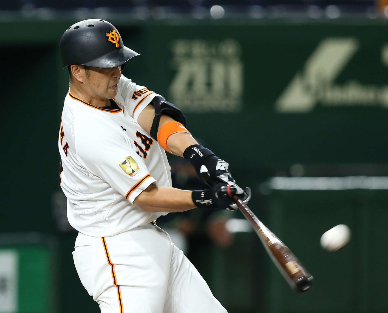 巨人対ヤクルト　4回裏巨人2死、2者連続となる本塁打を放つ中島（撮影・河野匠）