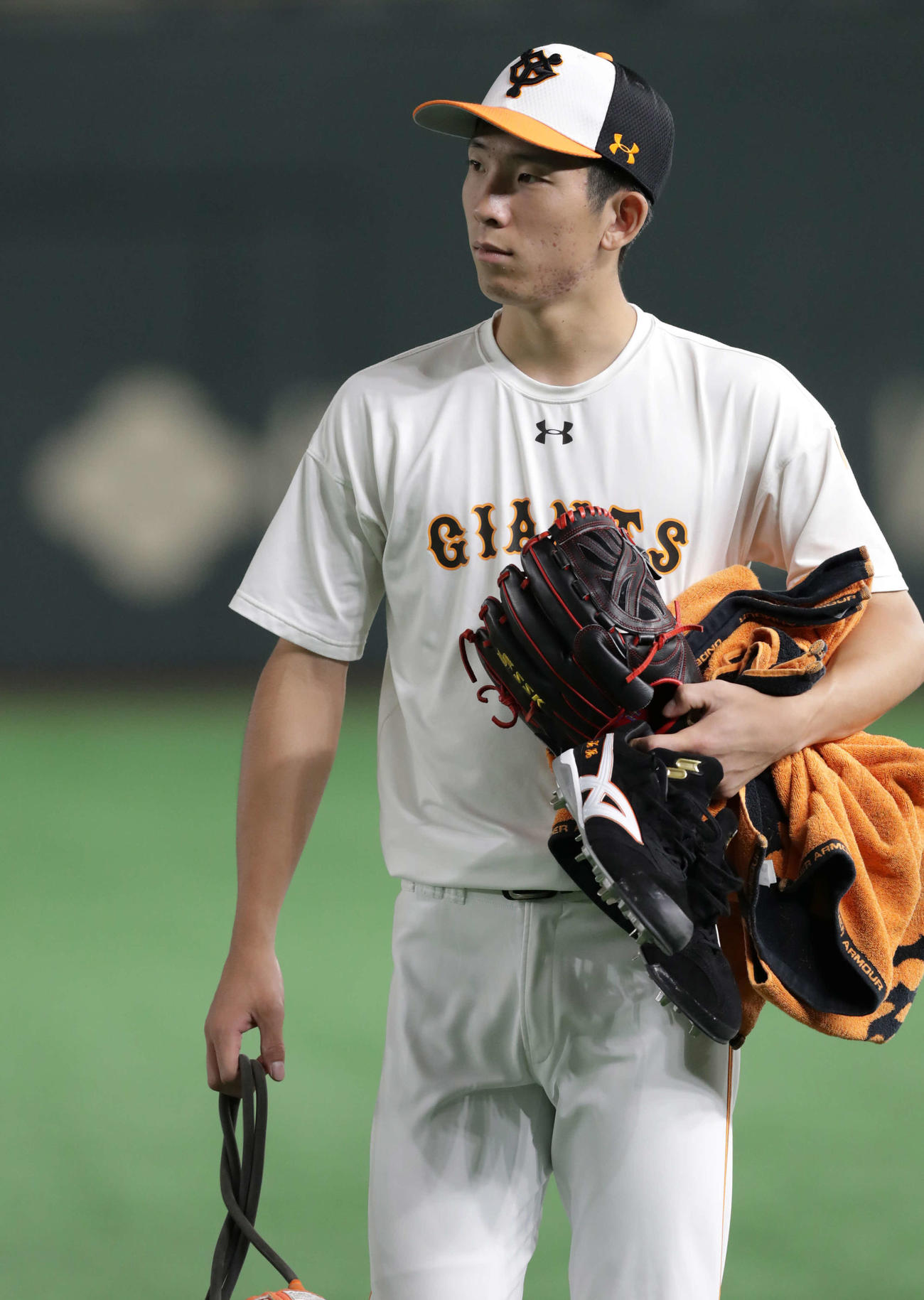 練習を終え、引き揚げる巨人戸郷（撮影・河野匠）