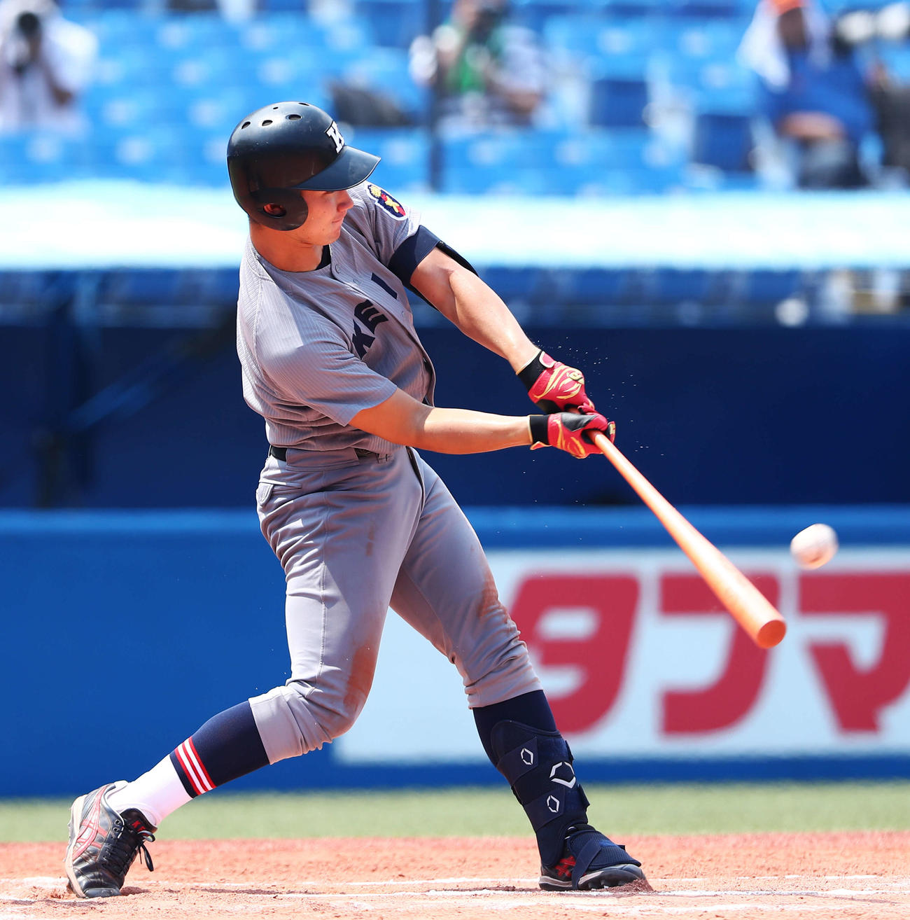 慶大対明大　6回表慶大2死二塁、左越え2点本塁打を放つ慶大・正木（撮影・河田真司）　　　