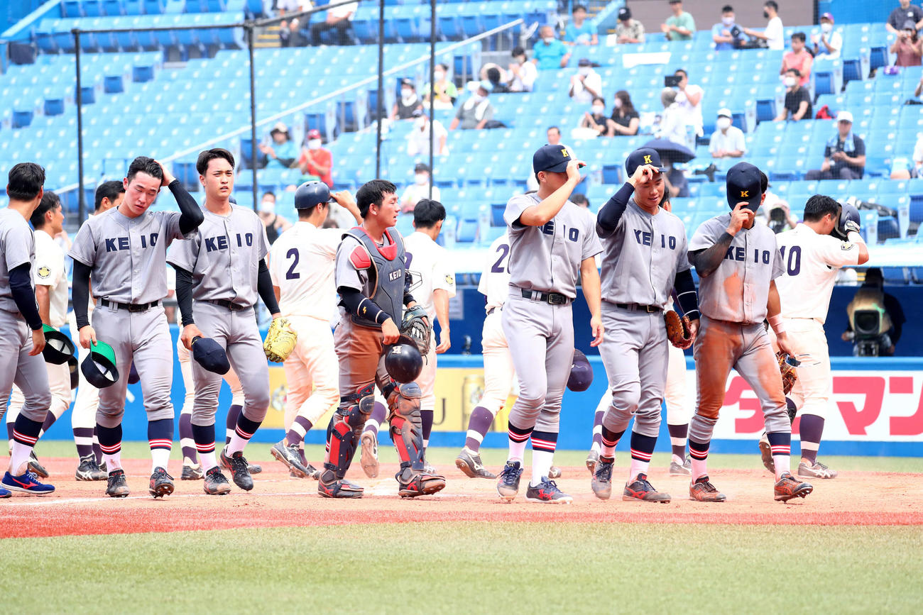 慶大対明大　明大に勝利しベンチに引き揚げる慶大ナイン（撮影・河田真司）　　　