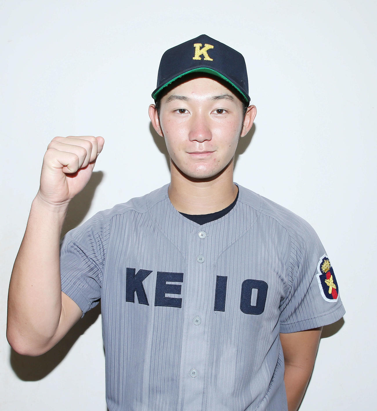 慶大対明大　試合後にガッツポーズで写真に納まる慶大・正木（撮影・河田真司）　　　