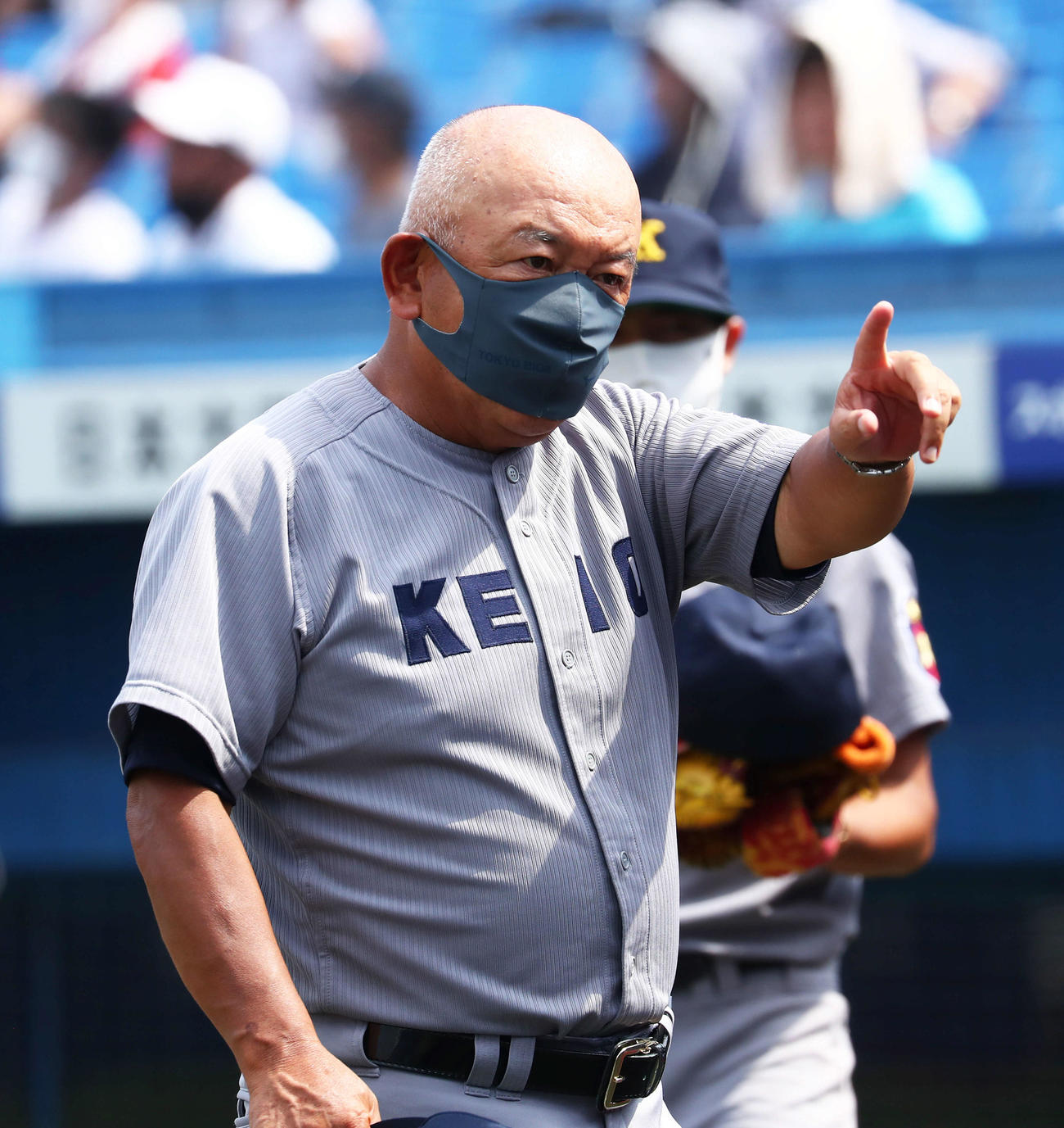 慶大対明大　8回表慶大の攻撃を終え、選手に指示を送る慶大・堀井監督（撮影・河田真司）