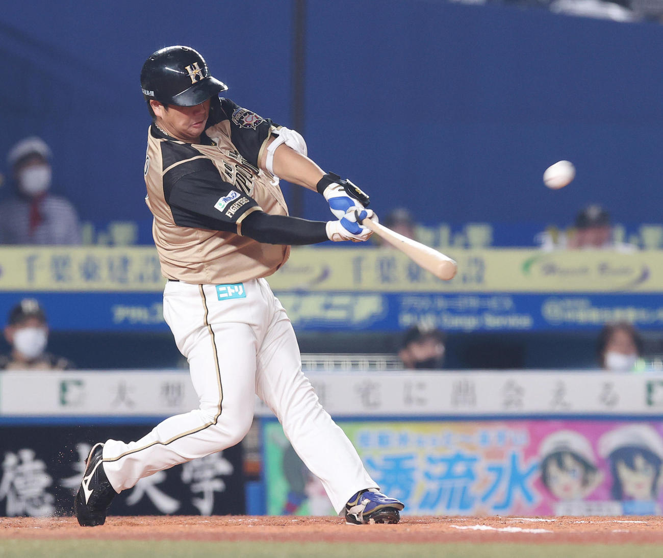 ロッテ対日本ハム　5回表日本ハム1死二、三塁、左越え3点本塁打を放つ横尾（撮影・垰建太）