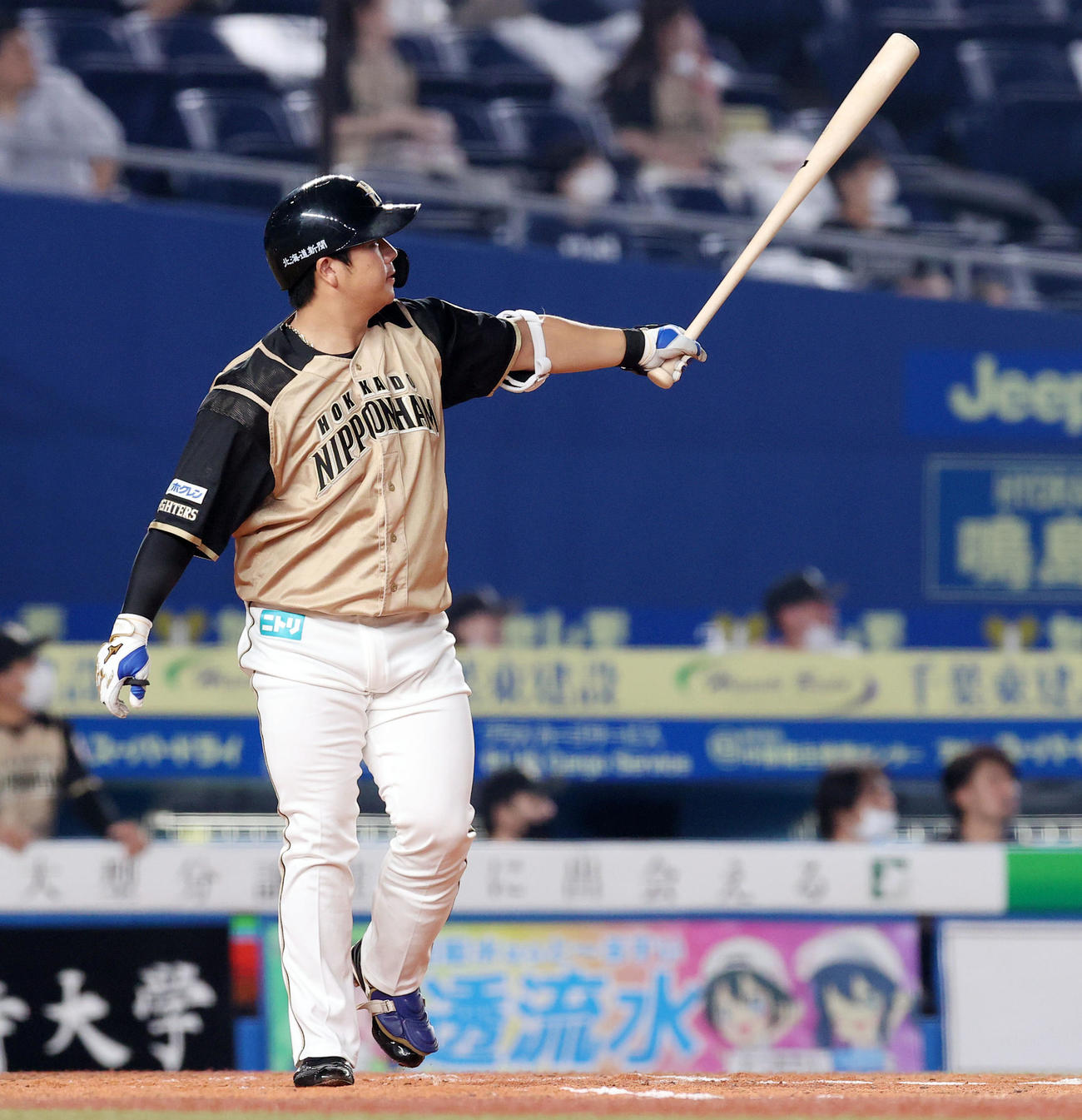 ロッテ対日本ハム　5回表日本ハム1死二、三塁、左越え3点本塁打を放つ横尾（撮影・垰建太）