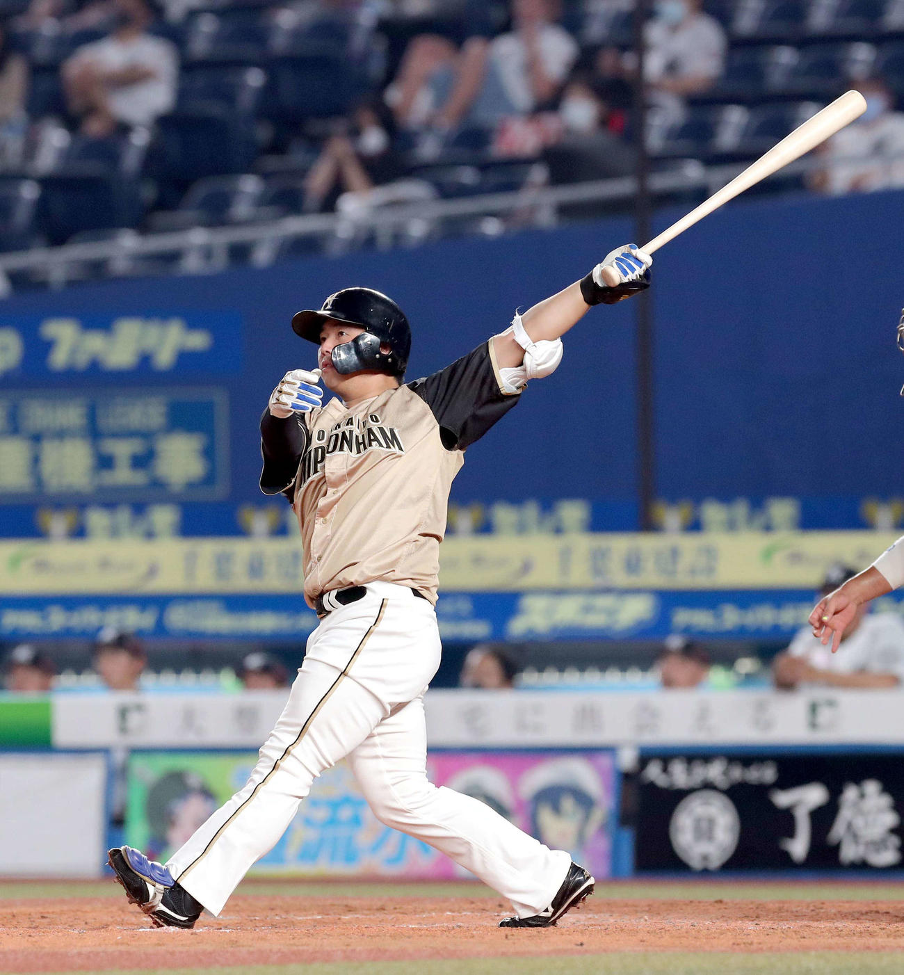 ロッテ対日本ハム　5回表日本ハム1死二、三塁、横尾は左越え3点本塁打を放つ（撮影・佐藤翔太）