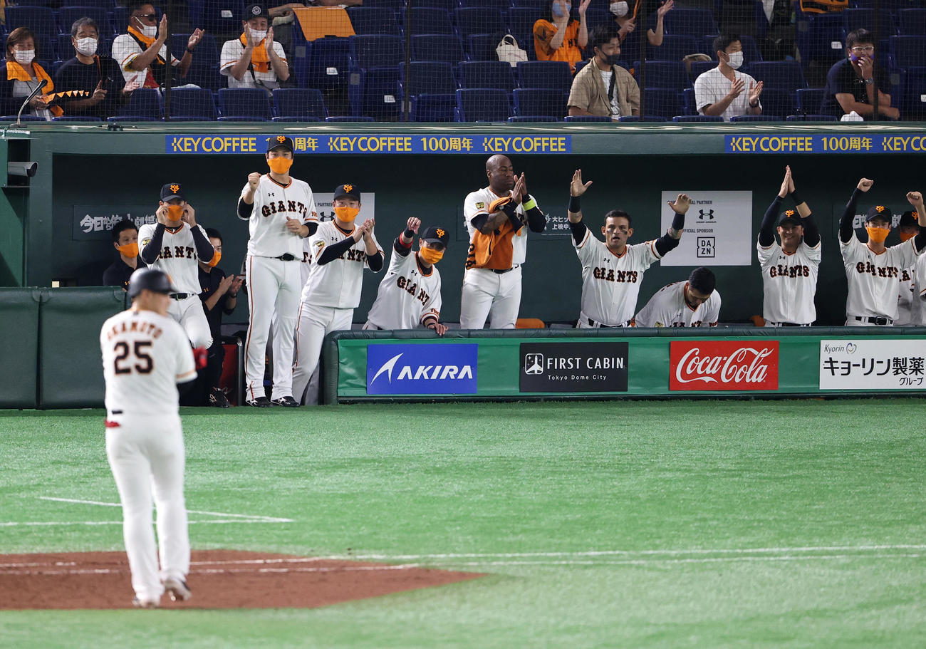 巨人対ヤクルト　45回裏巨人2死三塁、岡本（手前）が中前同点適時打を放ち、喜ぶ巨人ベンチ（撮影・浅見桂子）