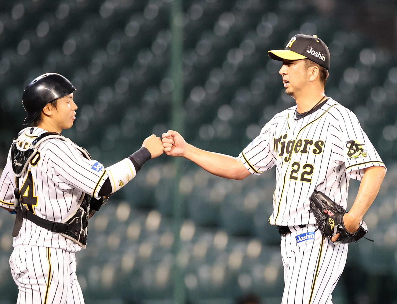 7月9日巨人戦で9回を締め梅野（左）とタッチを交わす藤川