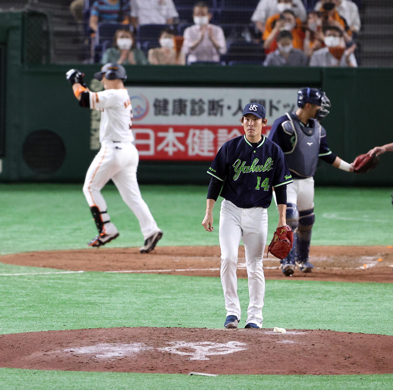 巨人対ヤクルト　4回裏巨人2死、中島（後方左）に左翼ソロ本塁打を許し、悔しそうな高梨（撮影・浅見桂子）