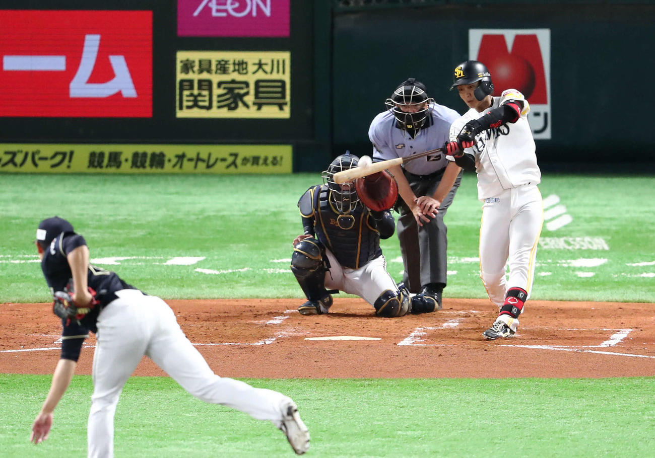ソフトバンク対オリックス　2回裏ソフトバンク無死、今宮は左越えに同点本塁打を放つ（撮影・梅根麻紀）
