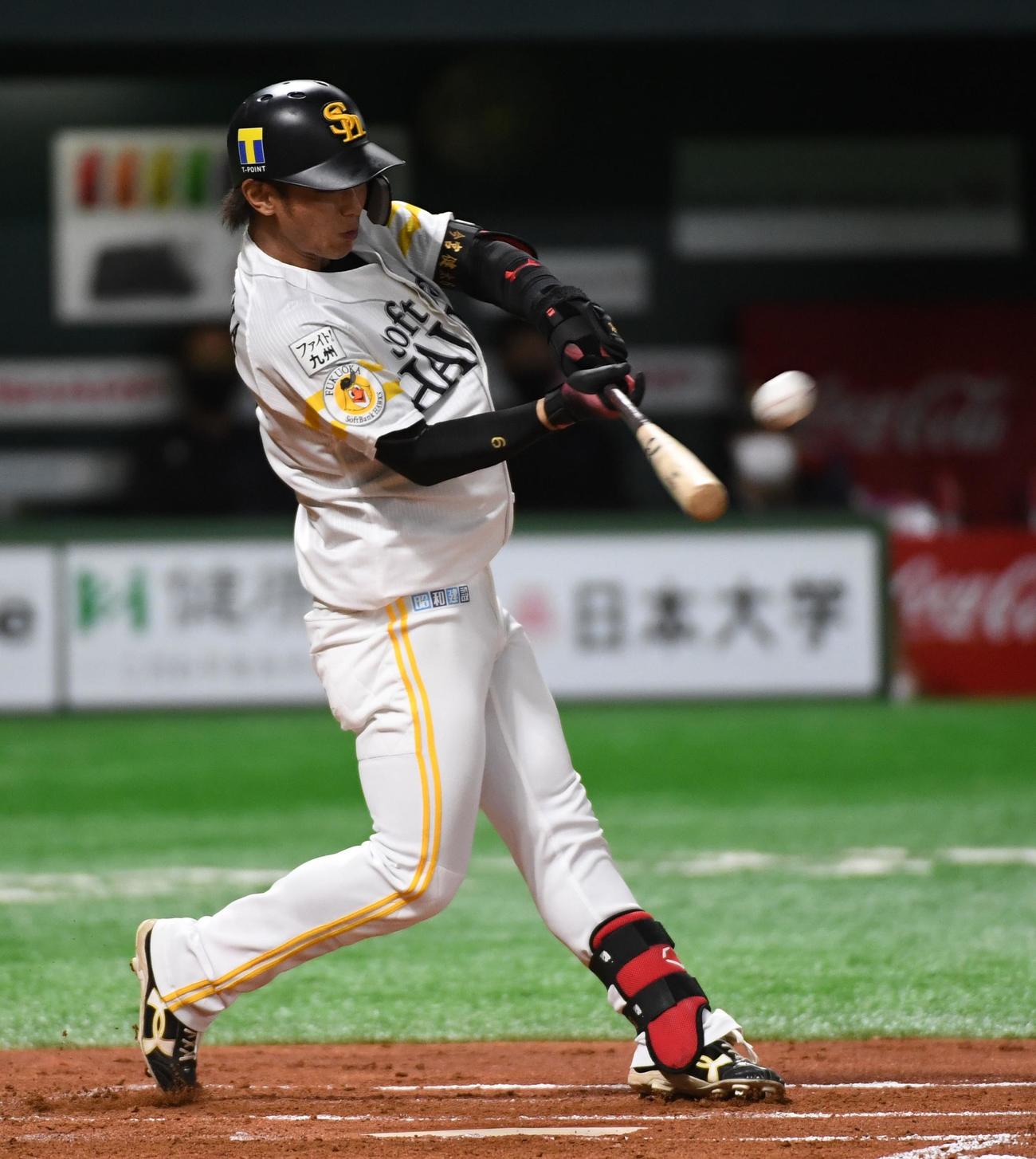 ソフトバンク対オリックス　2回裏ソフトバンク無死、今宮は左越えに同点のソロ本塁打を放つ（撮影・今浪浩三）