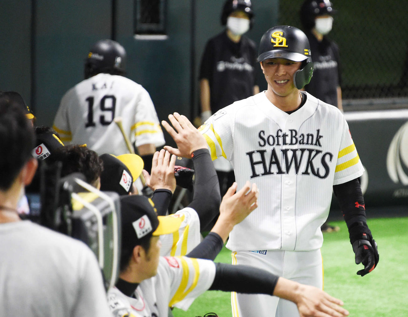 ソフトバンク対オリックス　2回裏ソフトバンク無死、今宮は左越えに同点のソロ本塁打を放ちナインに迎えられる（撮影・今浪浩三）