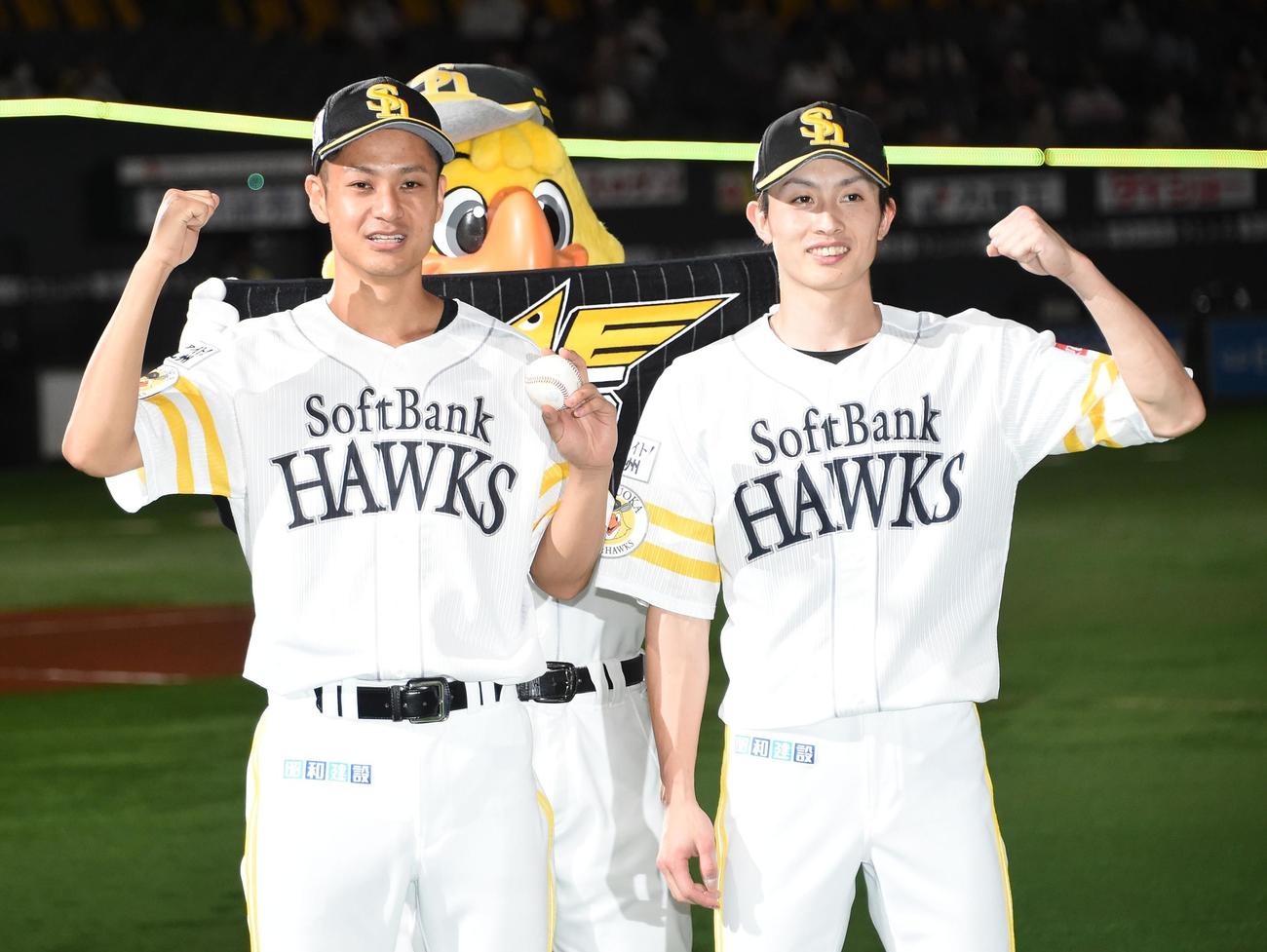 ソフトバンク対オリックス　今季初勝利を挙げた大竹（左）と勝ち越し打を放った周東はガッツポーズ（撮影・今浪浩三）