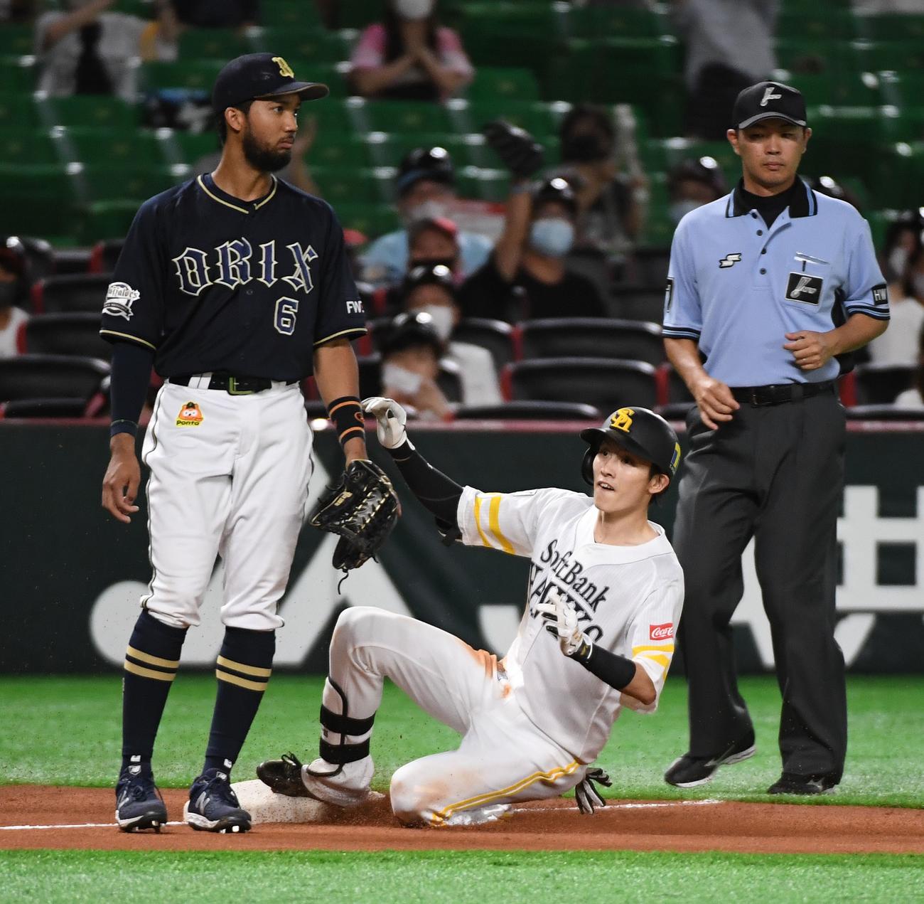 ソフトバンク対オリックス　2回裏ソフトバンク2死一塁、周東佑京は右中間を破る適時三塁打を放つ（撮影・今浪浩三）