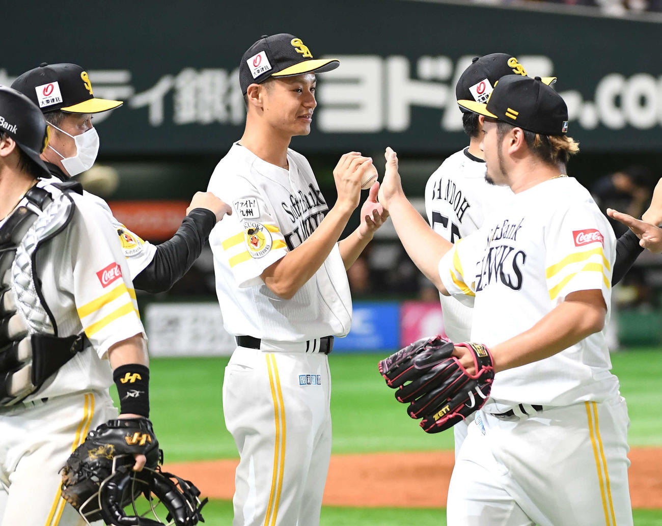 ソフトバンク対オリックス　今季初勝利を挙げた大竹（中央）は森からウイニングボールを受け取る（撮影・今浪浩三）