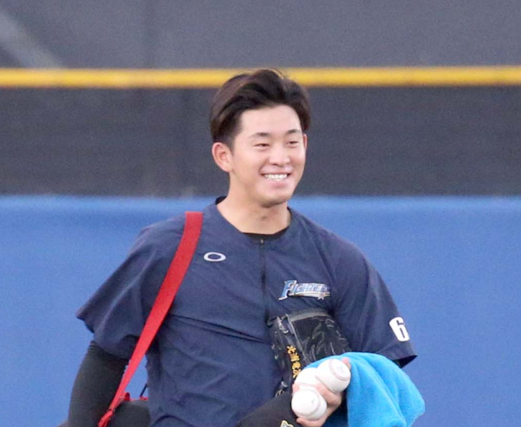 練習を終え笑顔で引き揚げる日本ハム北浦（撮影・佐藤翔太）
