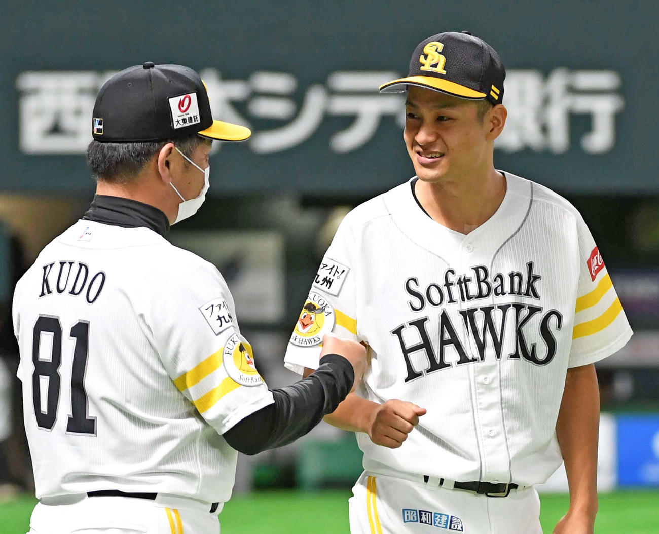 今季初勝利を挙げた大竹（右）は工藤監督から祝福される（撮影・今浪浩三）