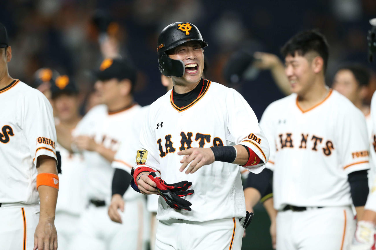 巨人対ヤクルト　9回裏巨人2死一、三塁、サヨナラ打を放った亀井（中央）は笑顔で引き揚げる（撮影・河野匠）