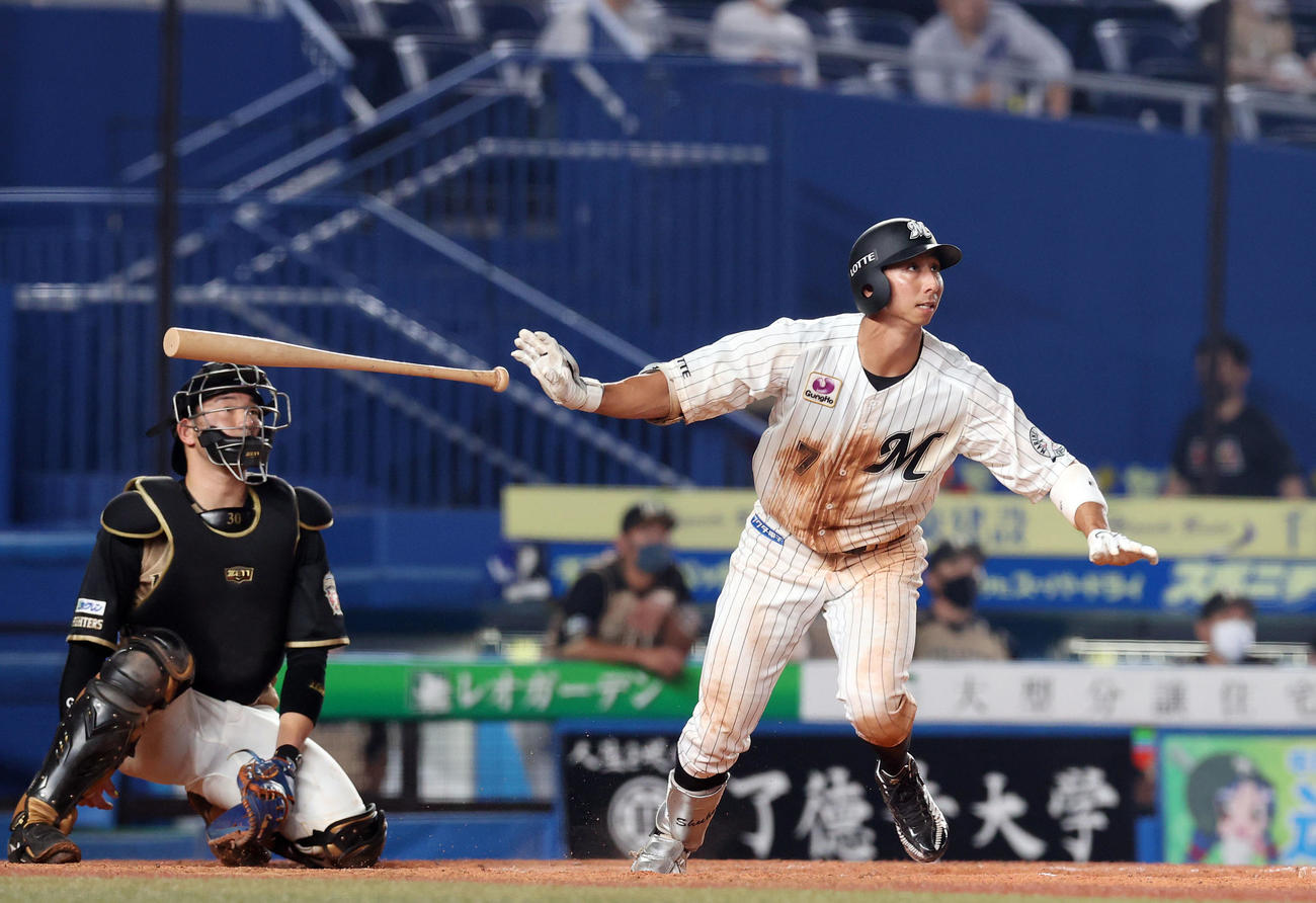 ロッテ対日本ハム　5回裏ロッテ1死、右越えソロ本塁打を放つ福田秀（撮影・垰建太）