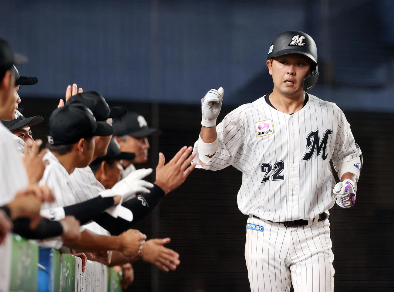 ロッテ対日本ハム　5回裏ロッテ無死、ソロ本塁打を放ちナインの出迎えを受ける田村（撮影・垰建太）