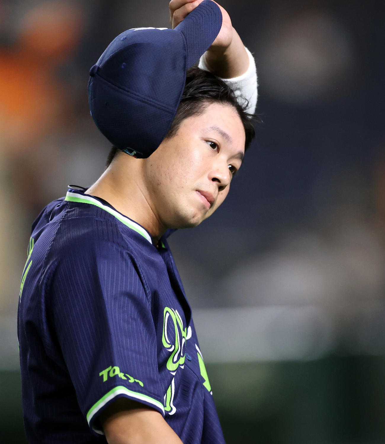 巨人対ヤクルト　5回裏を終え、疲れた表情を見せる山田哲（撮影・狩俣裕三）