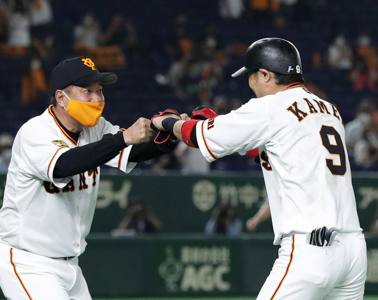 9回裏巨人2死一、三塁、サヨナラ打を放った亀井（右）をグータッチで迎える原監督（撮影・河野匠）