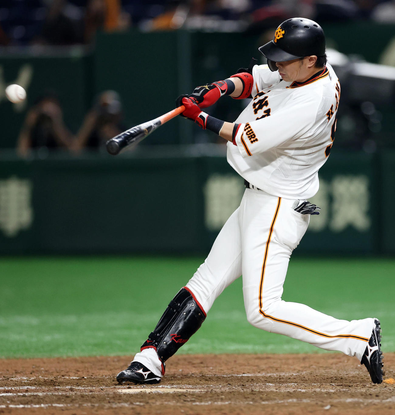 9回裏巨人2死一、三塁、サヨナラ打を放つ代打亀井（撮影・狩俣裕三）
