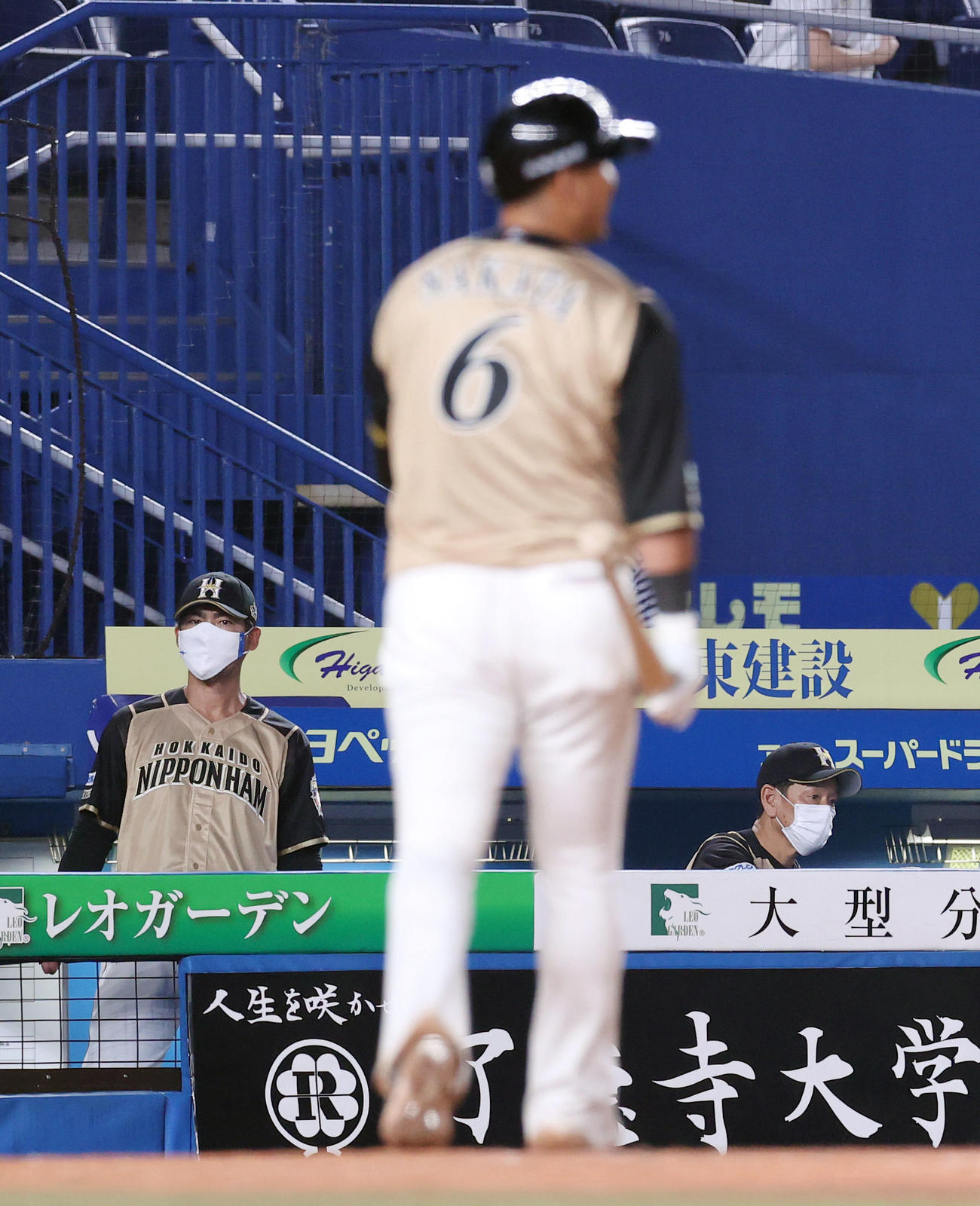 ロッテ対日本ハム　9回裏日本ハム2死一塁、中田（中央）が見逃しの三振に倒れ肩を落とす栗山監督（右）と小笠原ヘッドコーチ（撮影・垰建太）