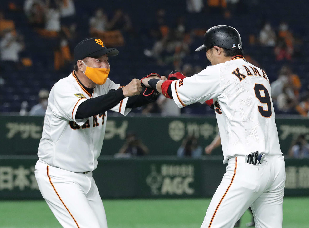 巨人対ヤクルト　9回裏巨人2死一、三塁、サヨナラ打を放った亀井（右）をグータッチで迎える原監督（撮影・河野匠）