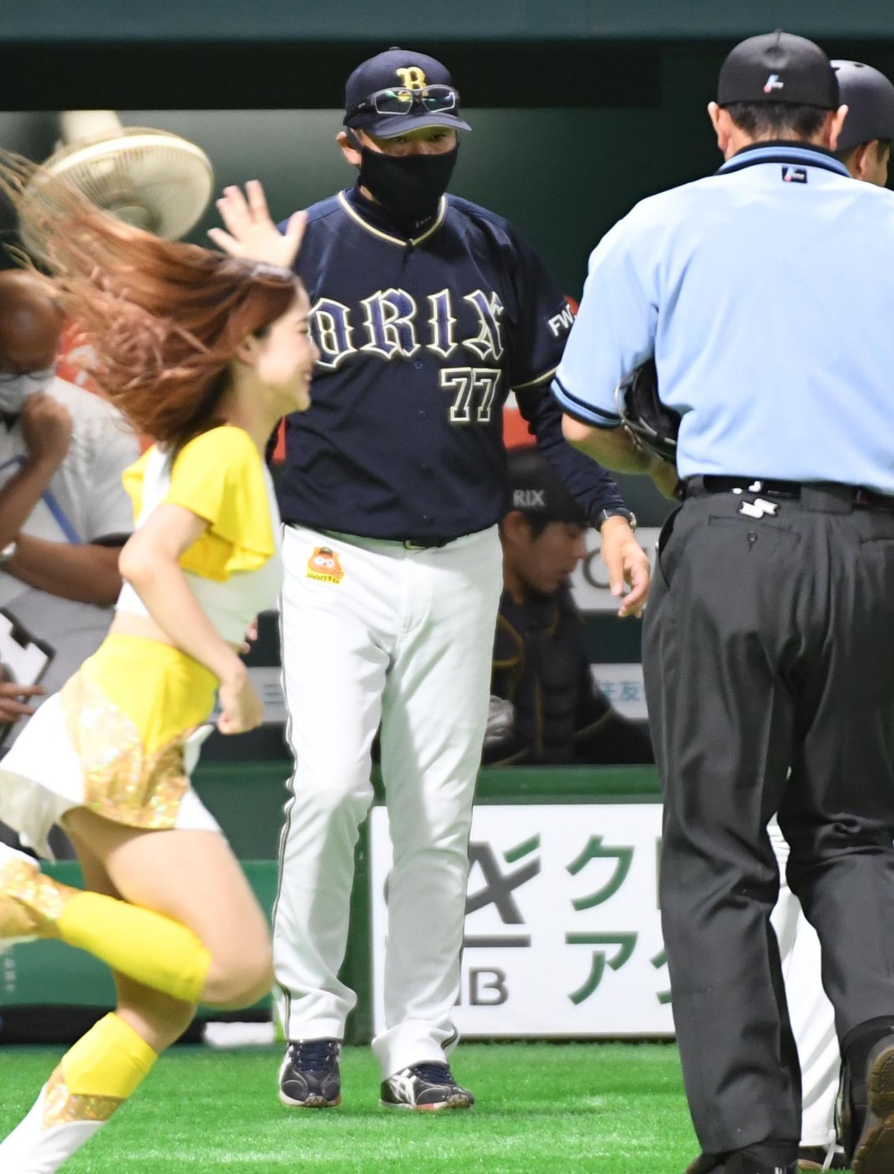 ソフトバンク対オリックス　7回、選手交代を告げる西村監督（撮影・今浪浩三）
