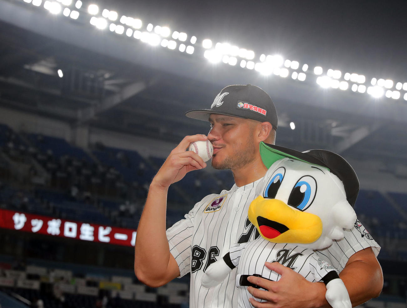 ロッテ対日本ハム　勝利投手のロッテ・フローレスは勝利球にキスして写真に納まる（撮影・垰建太）