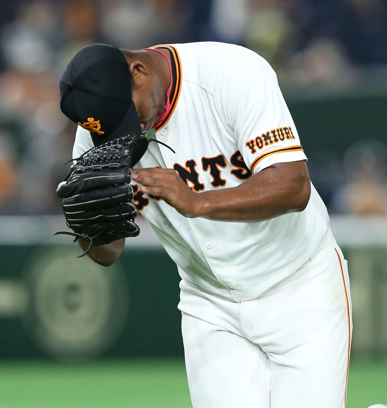 巨人対ヤクルト　6回表を抑え、グラブをたたいて引き揚げるメルセデス（撮影・河野匠）