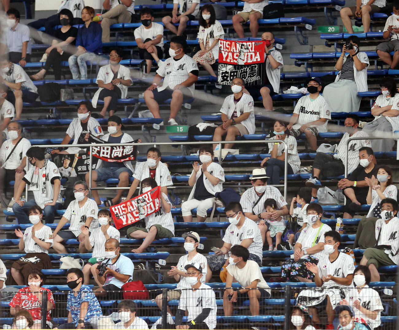 ロッテ対日本ハム　試合中、手拍子で応援するロッテファン（撮影・垰建太）