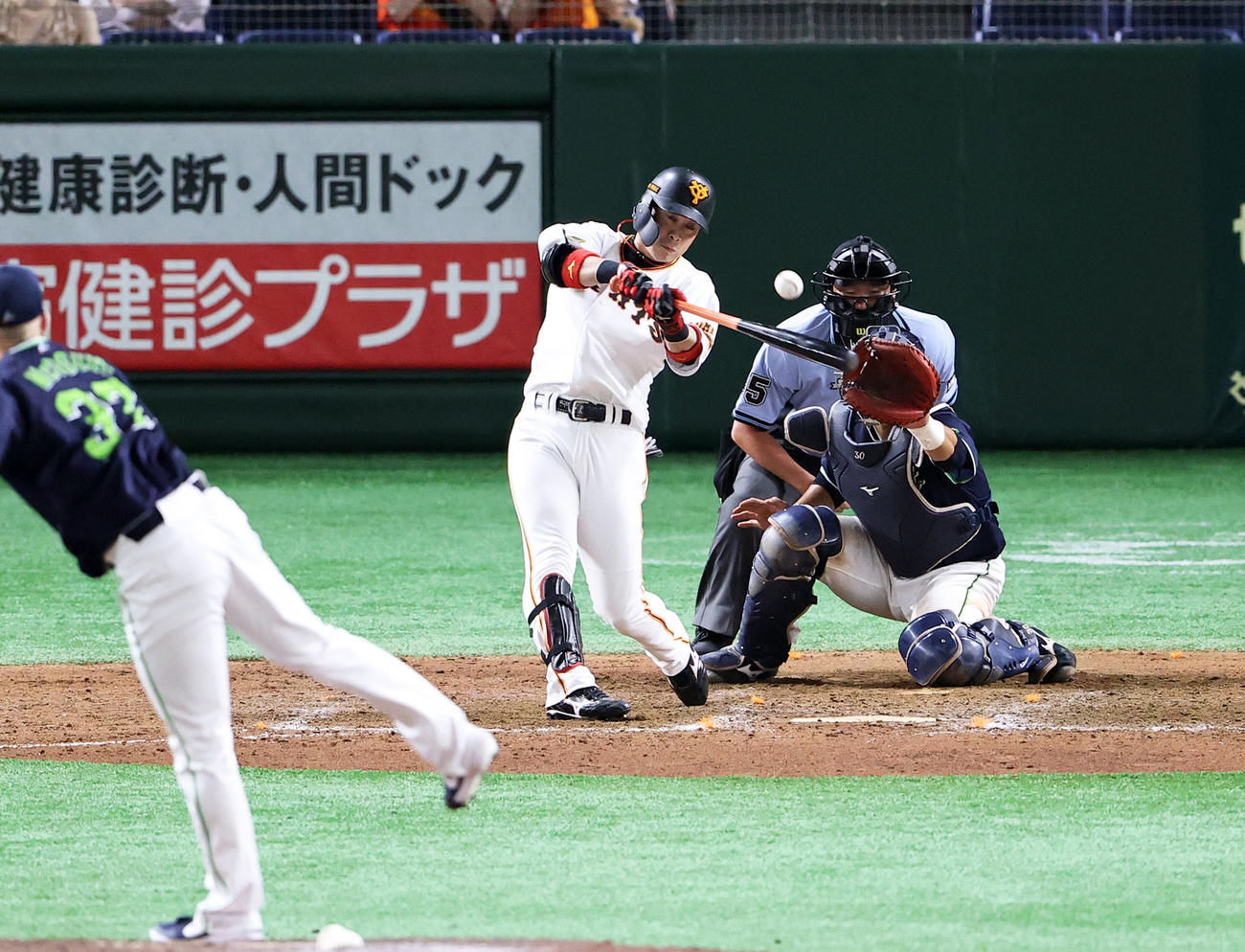 9回裏巨人2死一、三塁、亀井は中越えサヨナラ適時打を放つ。投手マクガフ（撮影・浅見桂子）