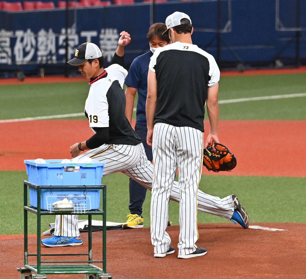 阪神対広島　京セラドーム大阪のマウンドを確かめる藤浪晋太郎（撮影・上田博志）