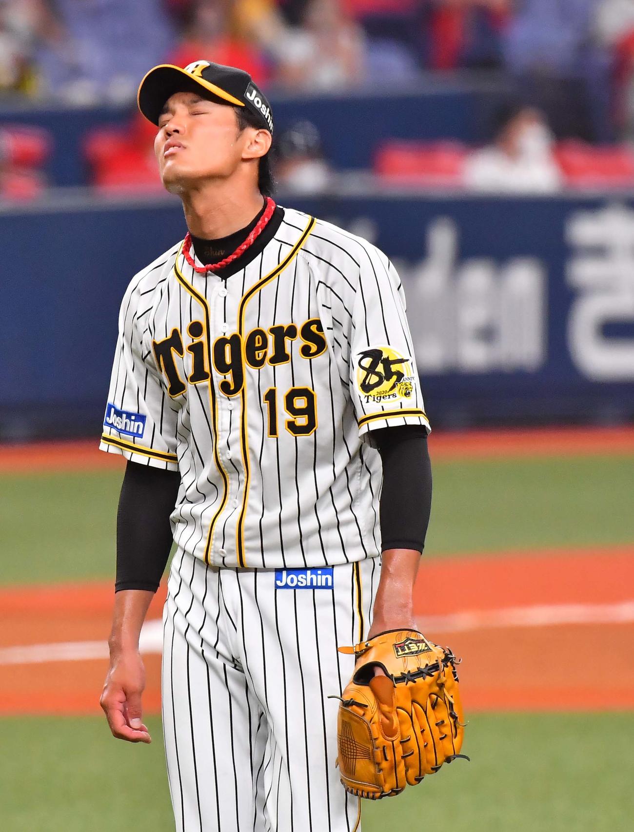 阪神対広島　6回表広島2死一、二塁、森下暢仁に2点適時二塁打を浴びた藤浪晋太郎は悔しそうな表情でベンチに引き揚げる（撮影・上田博志）